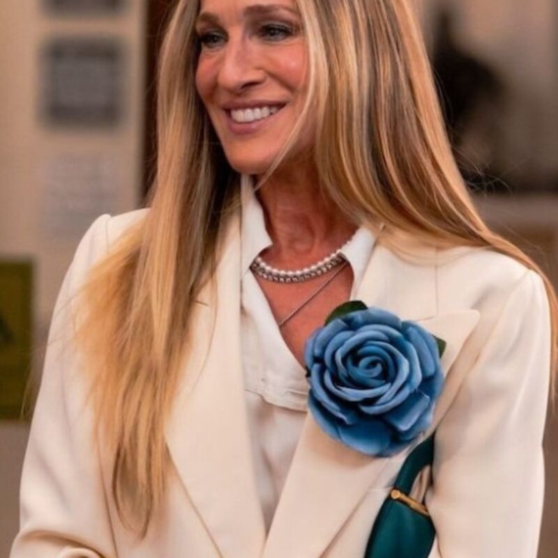 carrie bradshaw wearing floral brooch
